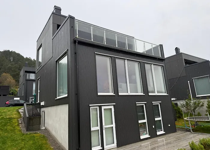 Luksurios Enebolig, Naer Alesund Ytterland