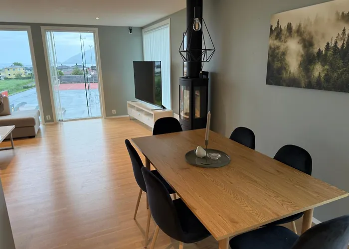 Luksurios Enebolig, Naer Alesund Ytterland