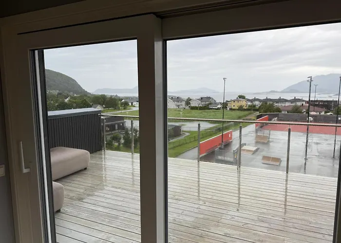 Luksurios Enebolig, Naer Alesund Villa Ytterland